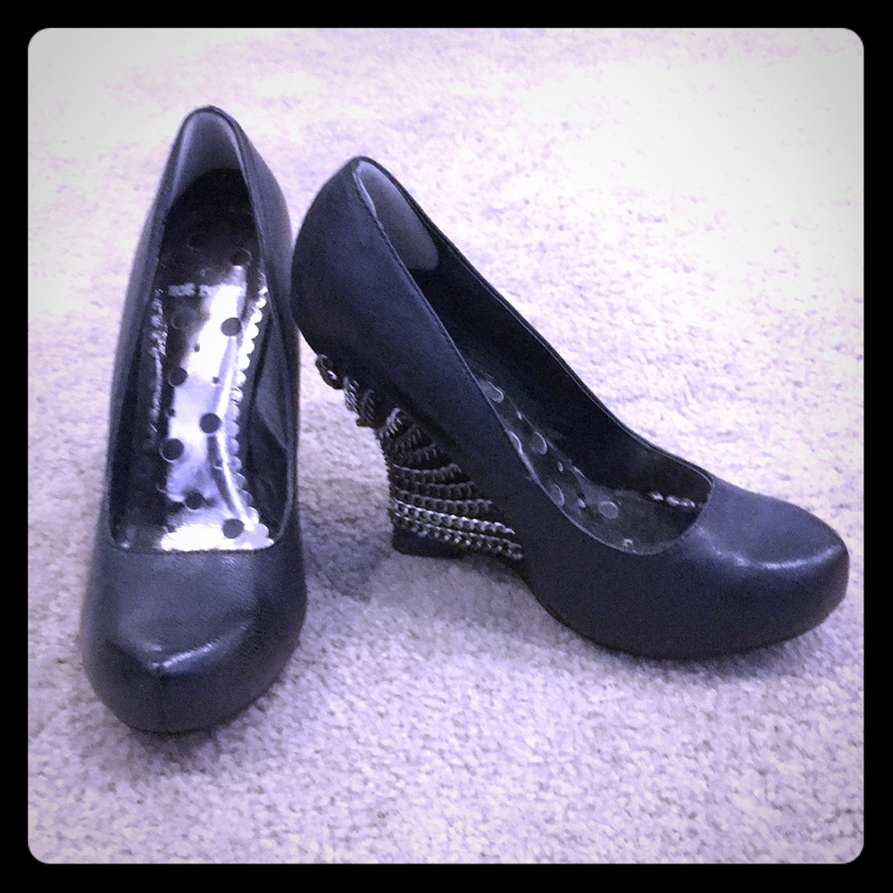 Black Pleather Chain Wedges Must Have